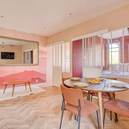 2-bedroom Air-conditioned In The Heart Of 17th Apartment
